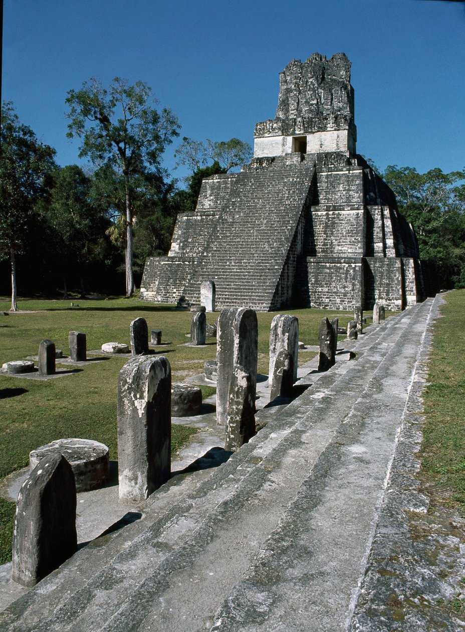 Kilátás a II-es templomra vagy a maszkok templomára Tikal, 7-8. század alkotó: Mayan