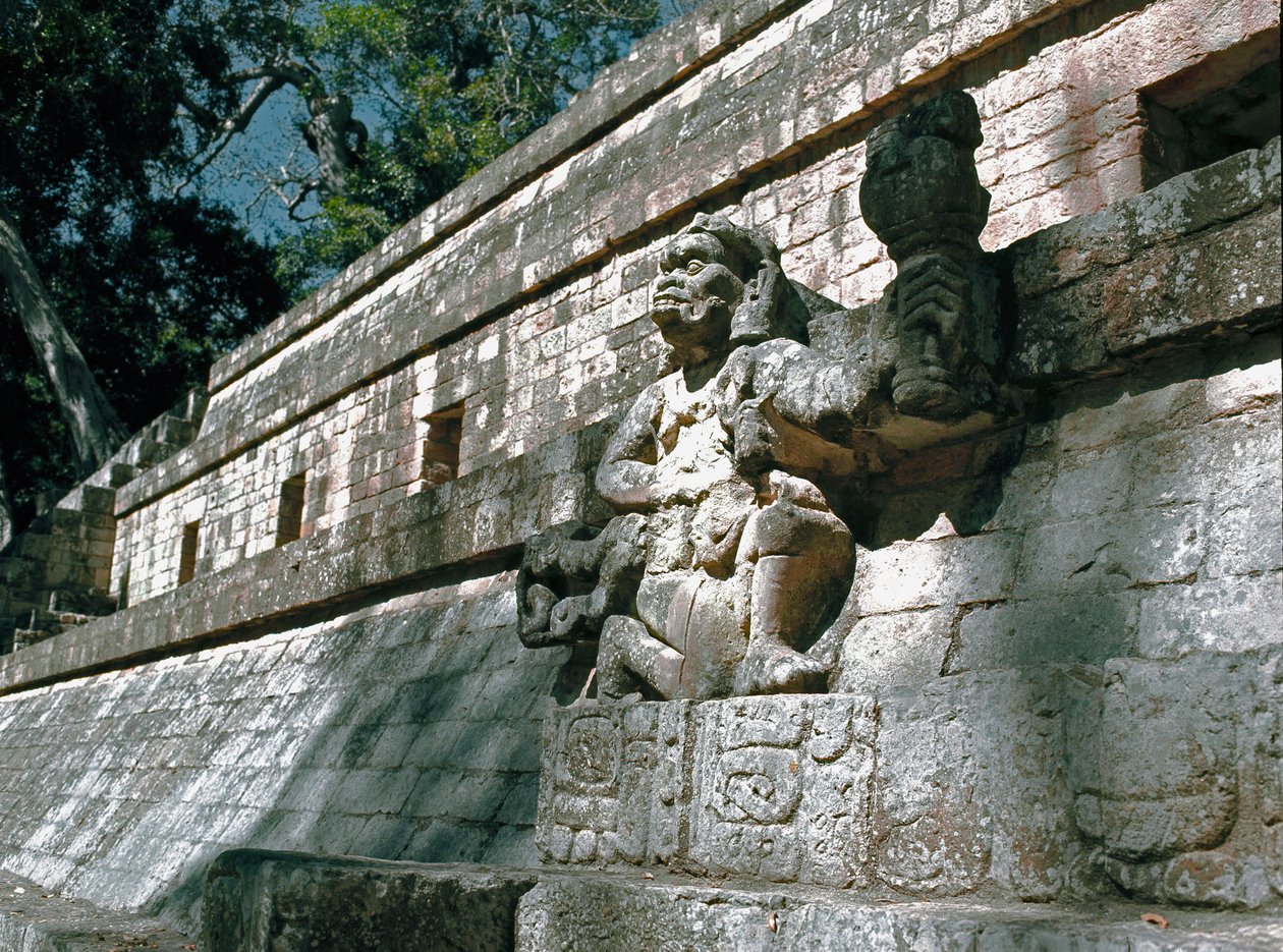 Kilátás az Akropolisz falára Copan uralkodóinak szobraival, klasszikus korszak 7-8. alkotó: Mayan