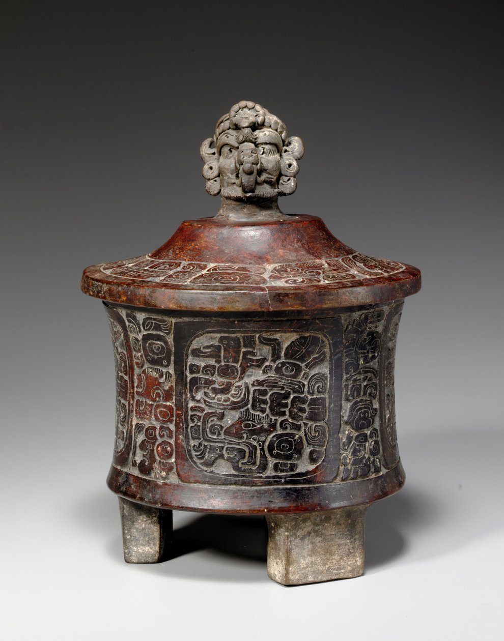 Maja fedeles és faragott háromlábú hajó, 250-450 körül alkotó: Mayan Mayan