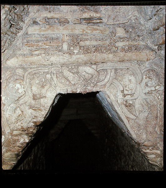 Faragvány a palota alagsorából, késő klasszikus maja kor (fotó) alkotó: Mayan Mayan