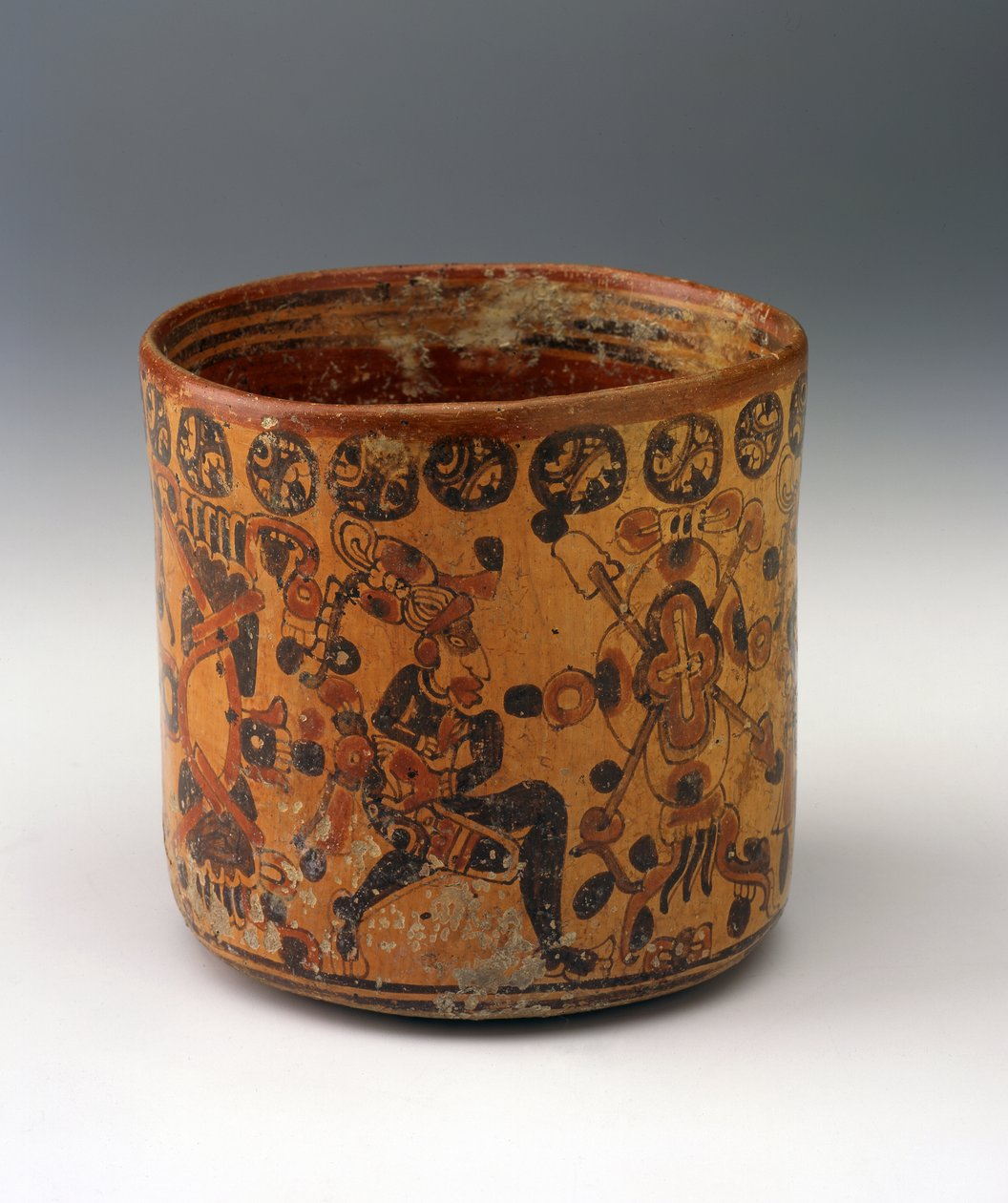 Hengerváza, 650-850 körül (kerámia, piros és fekete narancssárga csúszófestékkel) alkotó: Mayan Mayan