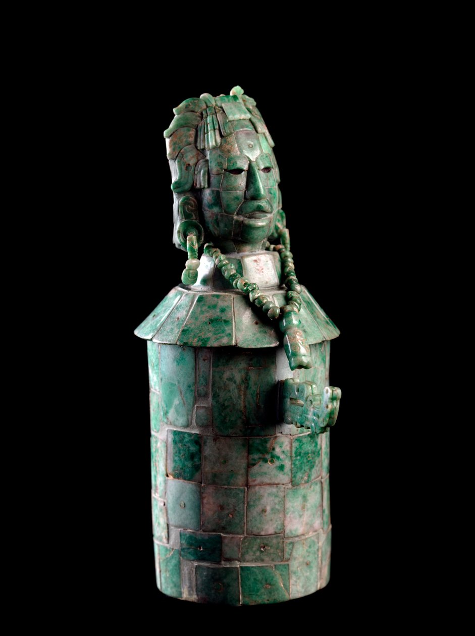 Hengeres váza jadeit mozaikkal, a fedele egy tollas fejdíszt viselő férfifej. Tikalból, c. 250 és 900 között alkotó: Mayan Mayan