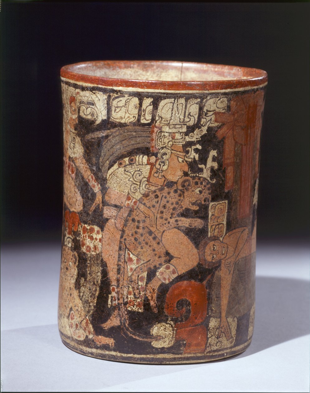 Hengeres edény áldozati jelenettel, i.sz. 600–850 (kerámia és pigmentek) alkotó: Mayan Mayan