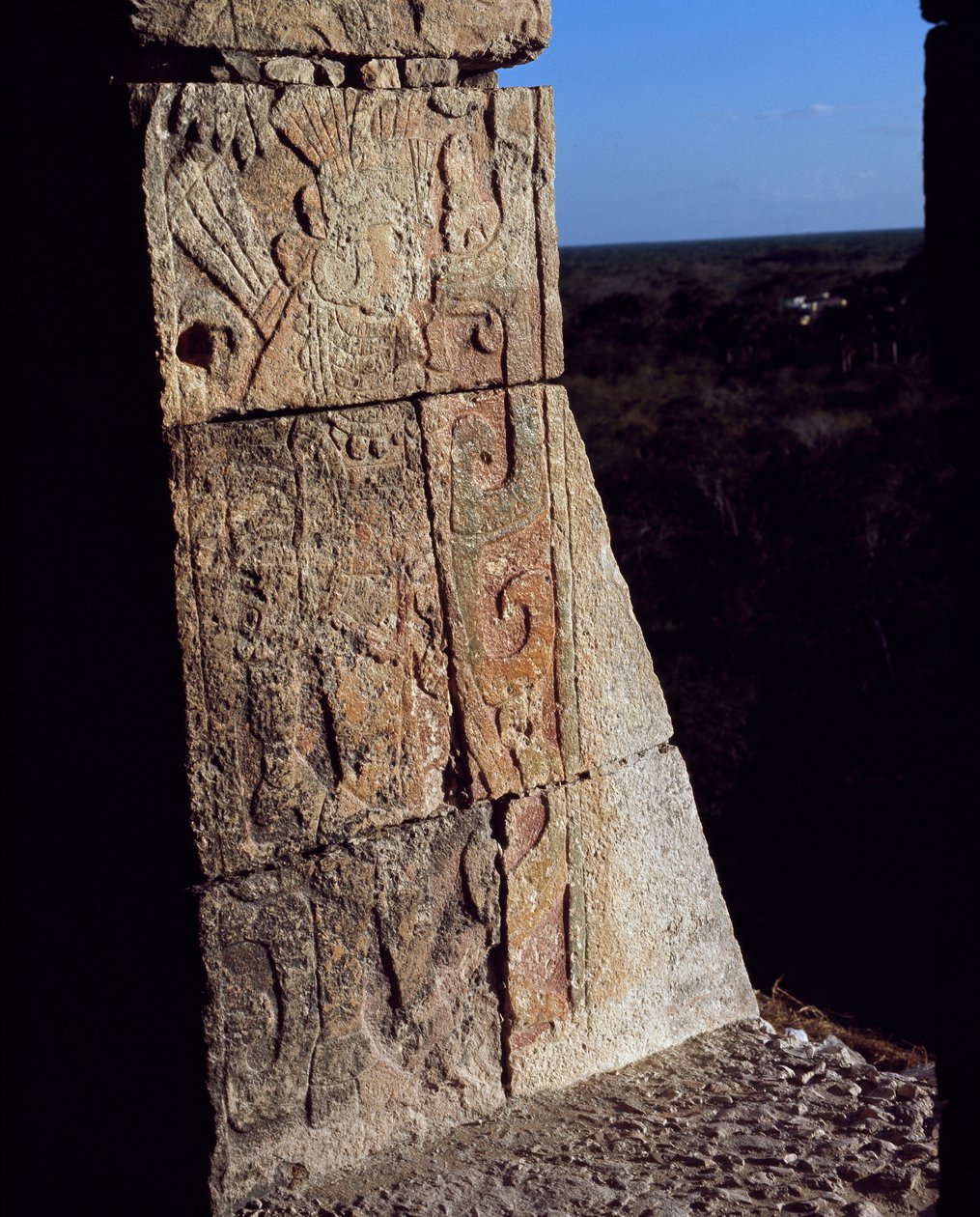 Részlet egy harcos, El Castillo frízéről alkotó: Mayan Mayan