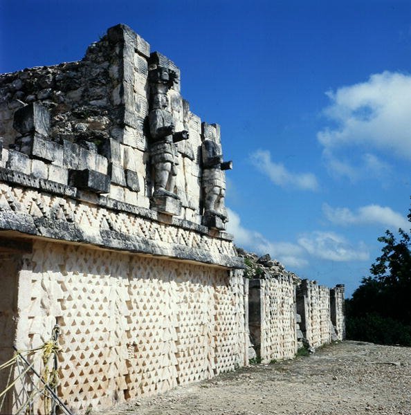 Részlet a Maszkok Palotája hátsó homlokzatáról, késő klasszikus korszak (i.sz. 600-900) (fotó) (lásd még: 238296) alkotó: Mayan Mayan