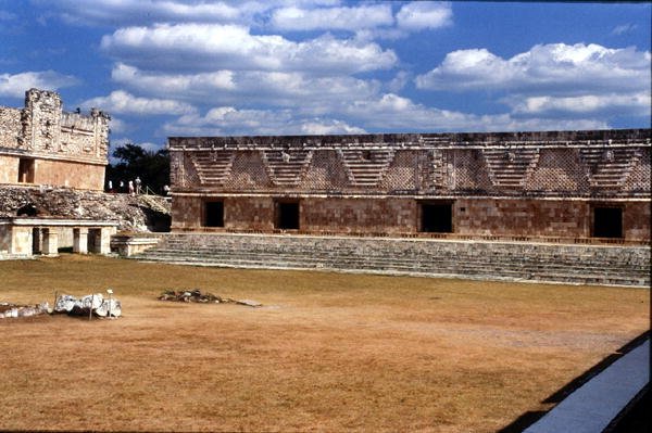 A kolostornégyszög keleti épülete, késő klasszikus maja, i.sz. 700-900 körül (fotó) alkotó: Mayan Mayan