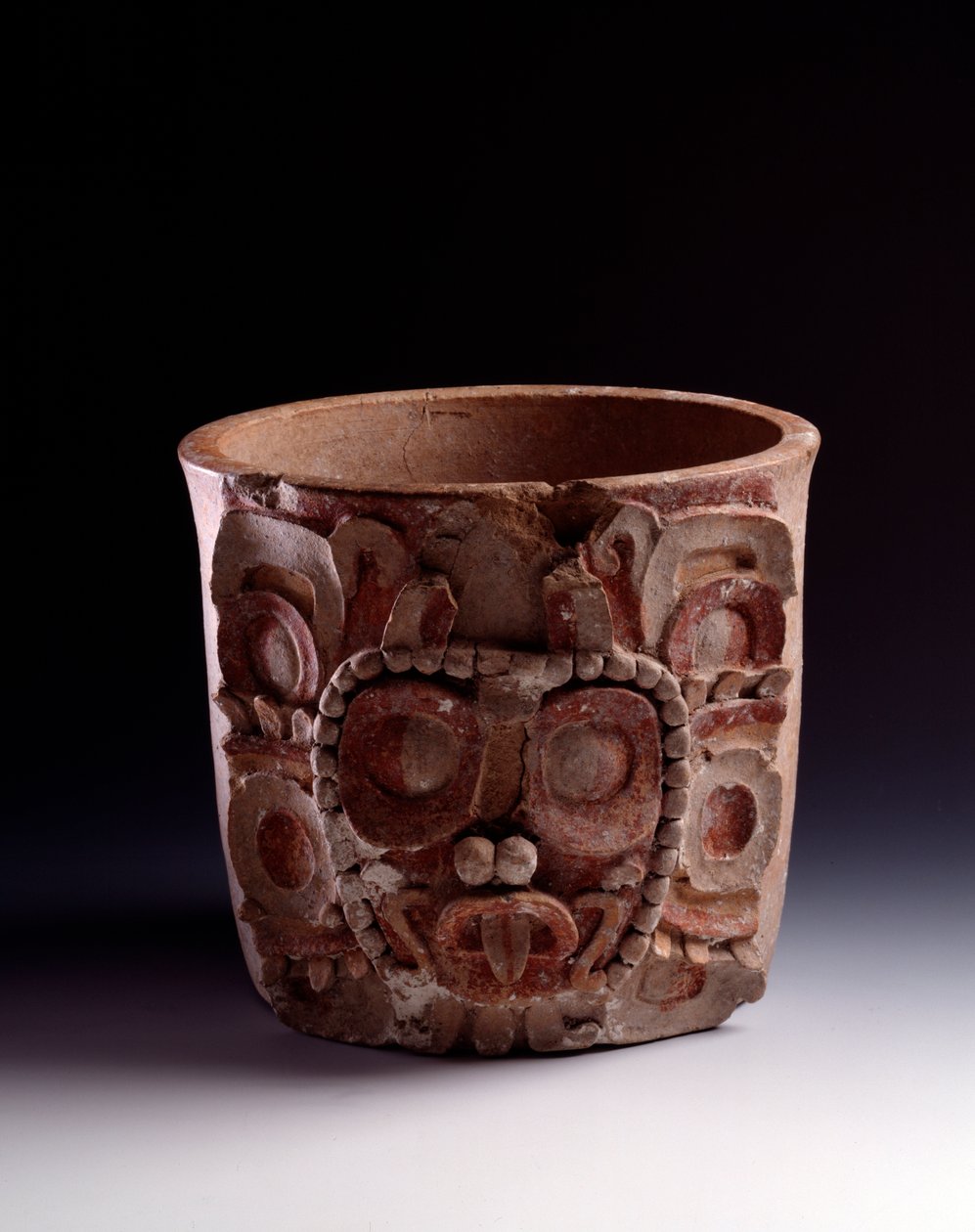 Prekolumbiai művészet, maja civilizáció, klasszikus korszak: a napistent ábrázoló váza. Petenből, Guatemala Sun. h. 22 x szélesség 25,4 cm Guatemala, Museo Nazionale di Archeologia e Etnologia - Kolumbusz előtti művészet, Maja civilizáció, Clas alkotó: Mayan Mayan