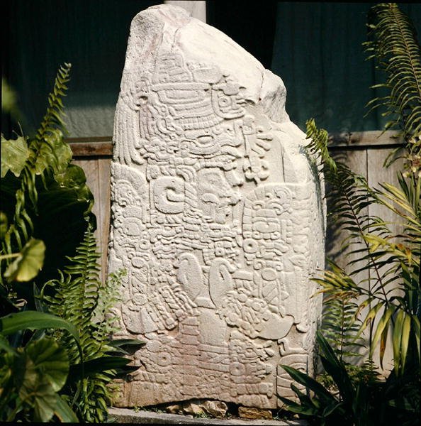 Sztélé 2 Tikalból, korai klasszikus korszak (i.sz. 300-600) (kő) alkotó: Mayan Mayan