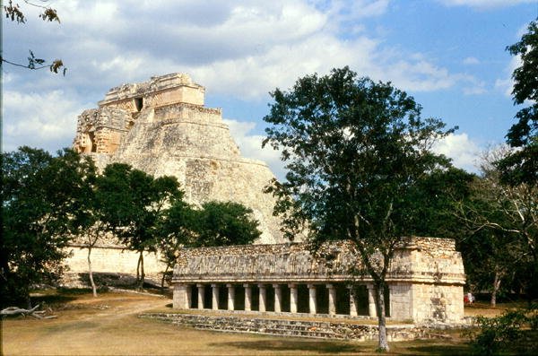 A madarak háza és a zenész piramisa, késő klasszikus maja, i.sz. 700-900 (fotó) alkotó: Mayan Mayan