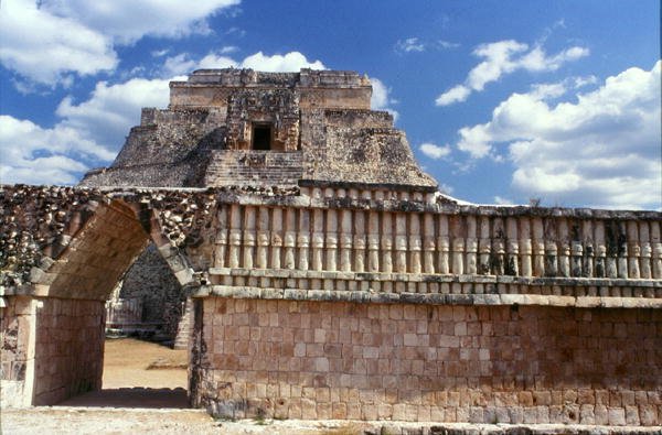 A Madarak Háza, mögötte a Mágus piramisa, késő klasszikus maja, Kr.u. 700-900 körül (fotó) alkotó: Mayan Mayan