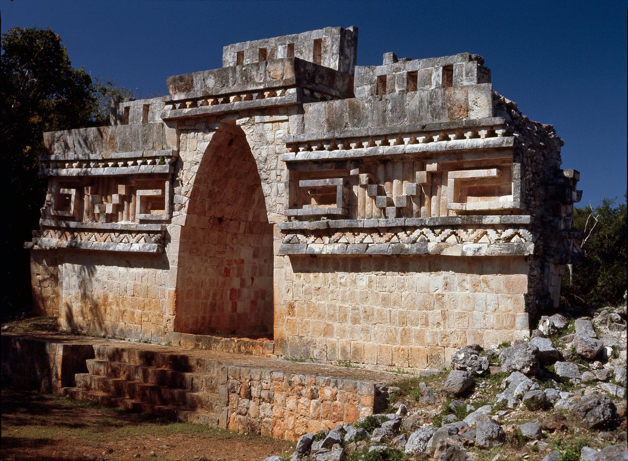 Az átjáró íve alkotó: Mayan Mayan