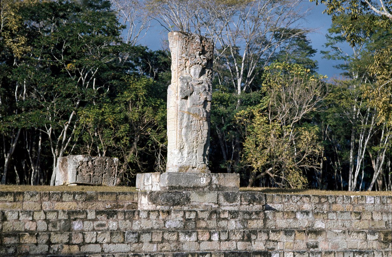 A 2. sztélé a labdapályára néz, i.sz. 652 alkotó: Mayan Mayan