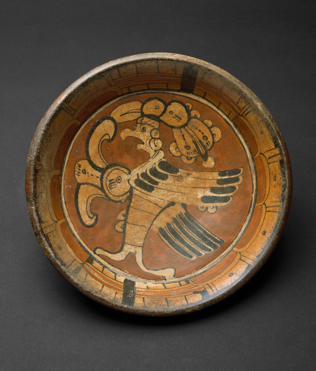 Állványtányér Supernatural Birddel, i.sz. 550-800 (cserép, polikróm festéssel) alkotó: Mayan Mayan