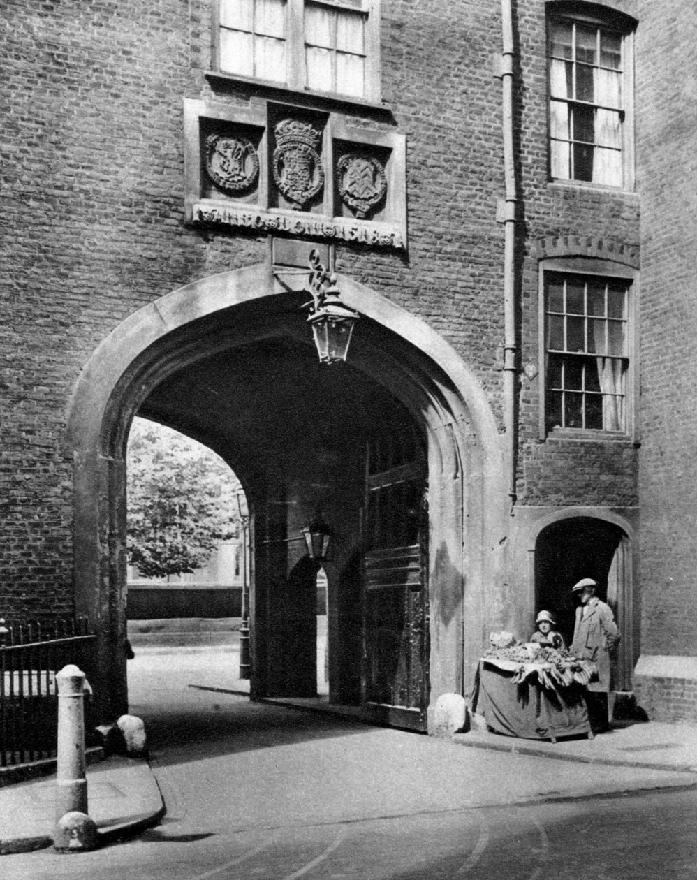 Tudor-kapu, amely a Lincolns Innhez vezet a Chancery Lane-ről, 1926-1927. alkotó: McLeish
