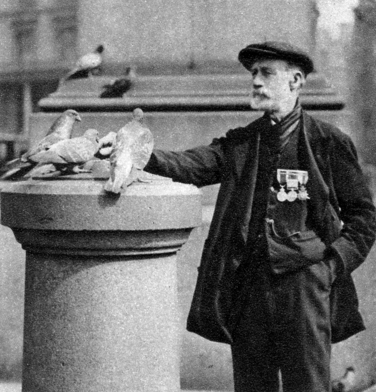 Egy öreg katona néhány galambbal, Trafalgar Square, London, 1926-1927. alkotó: McLeish