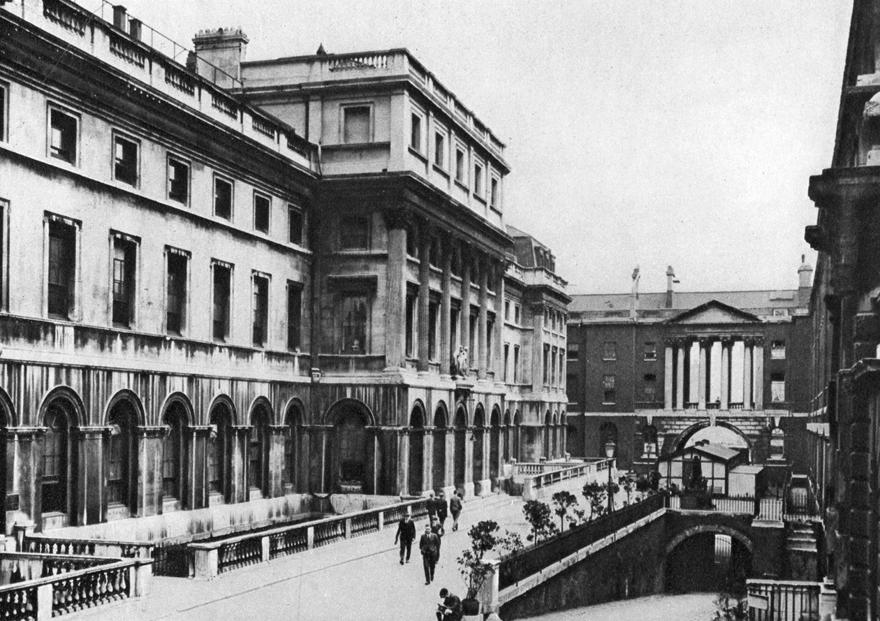 A Somerset House keleti szárnya, London, 1926-1927. alkotó: McLeish