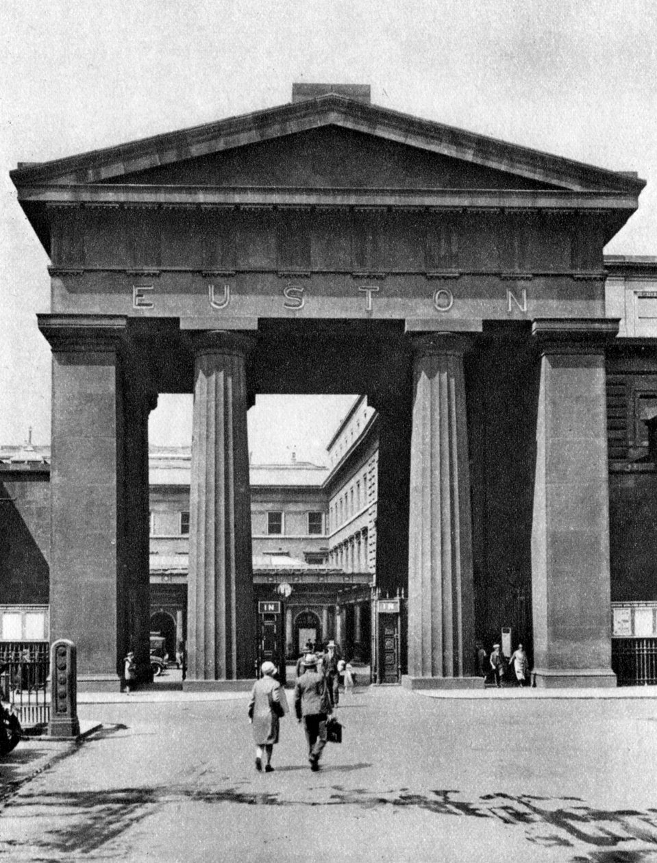 A dór boltív, amely az Euston állomásra vezet, London, 1926-1927. alkotó: McLeish