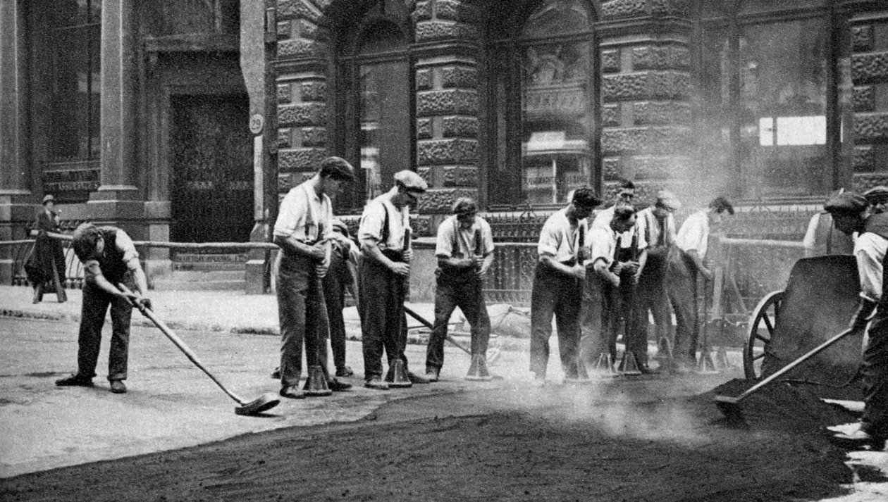 Kátrányt és aszfaltot rakó munkások Cornhillben, Londonban, 1926-1927 alkotó: McLeish