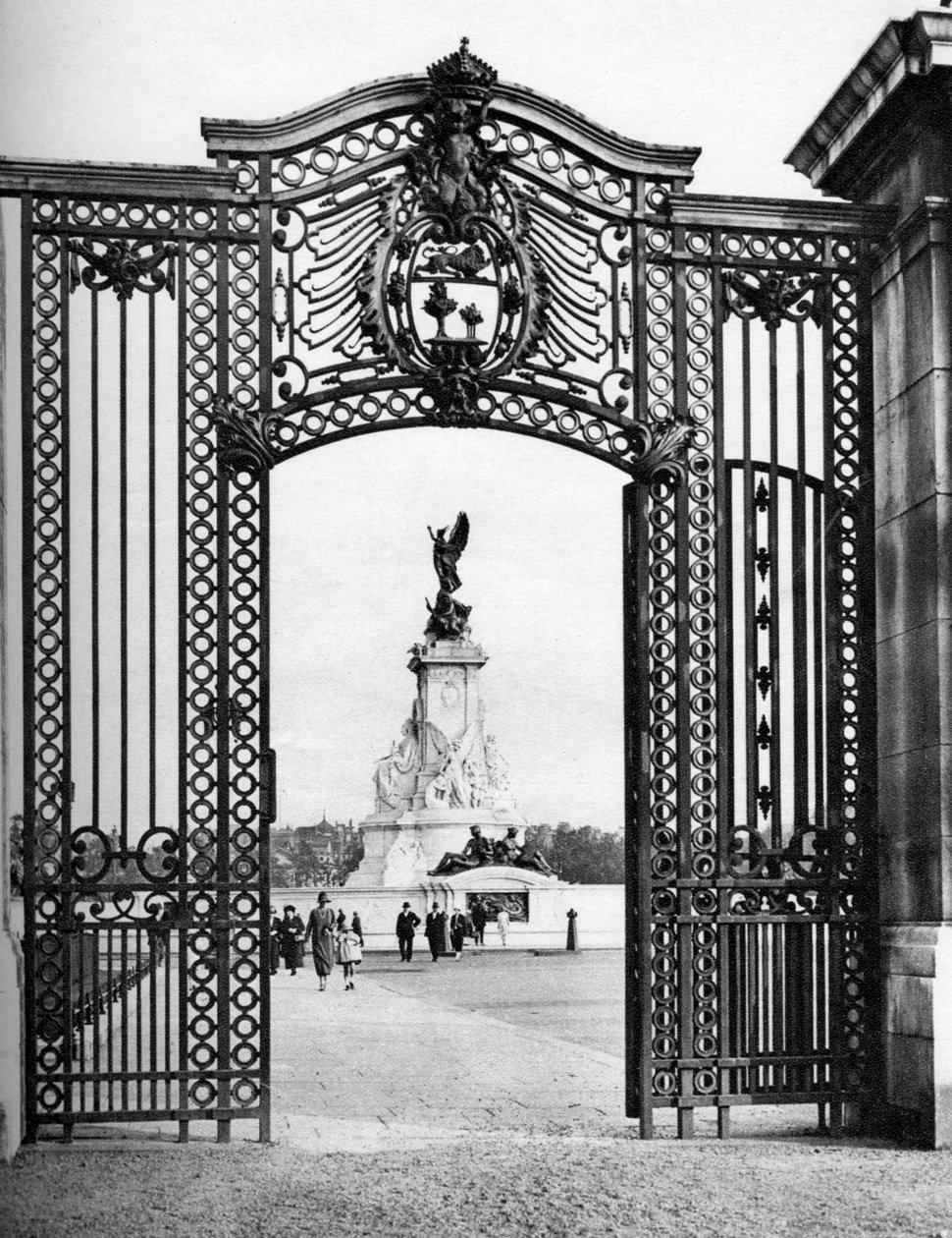Kovácsoltvas kapuk, Buckingham-palota, London, 1926-1927. alkotó: McLeish