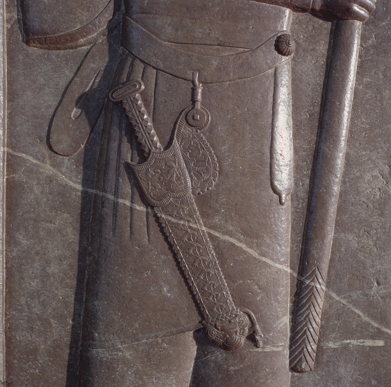 Xerxész fegyverhordozó kardjának faragása, dombormű a perszepolisi audienciateremben (bronz) alkotó: Median School