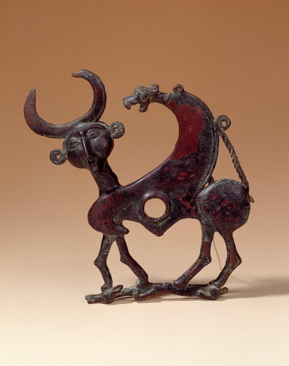 Keleti régiségek: bronz állkapocslemez, amely egy őzikét taposó androcefális szörnyeteget ábrázol. Luristanból. Kr.e. 750. Párizs, Louvre Múzeum alkotó: Median School