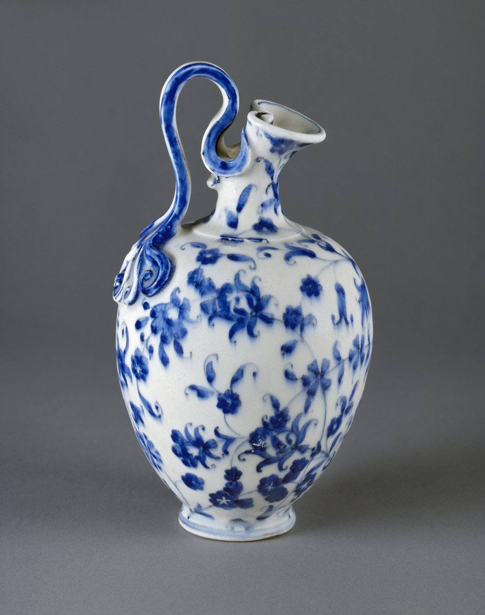 Porcelánutánzó lombik (porcelán, utánzat) alkotó: Medici Porcelain Manufactory