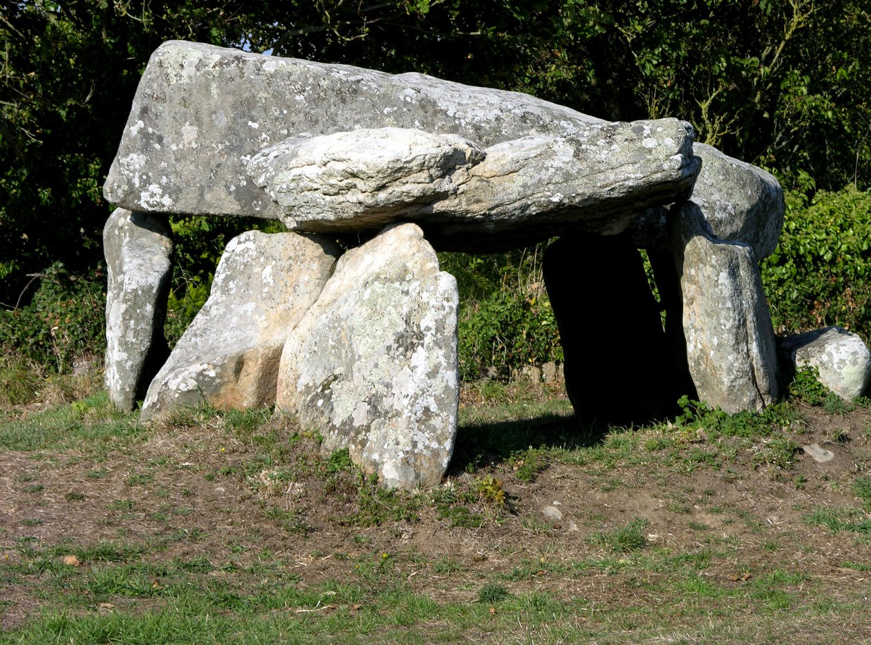 Kis dolmen alkotó: Megalithic