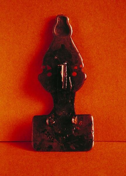 A Charnay Fibula (fém) (fordított) alkotó: Merovingian School Merovingian School