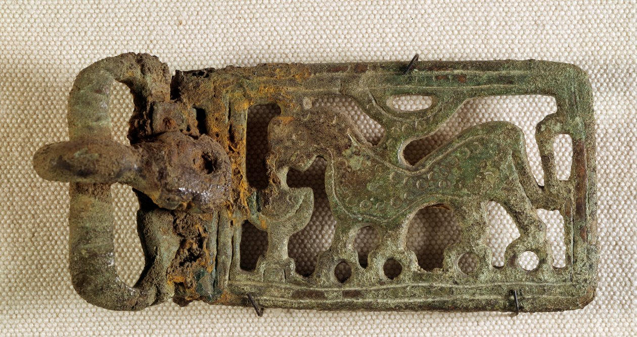 Meroving művészet: övcsat, amely egy fantasztikus állatot ábrázol. Gallia 6. század. Saint Germain en Laye Nemzeti Régészeti Múzeuma alkotó: Merovingian Merovingian