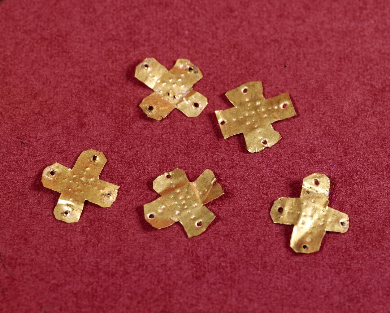 Meroving művészet: kis keresztek aranyból. 6. század. Saint Germain en Laye Nemzeti Régészeti Múzeuma alkotó: Merovingian Merovingian