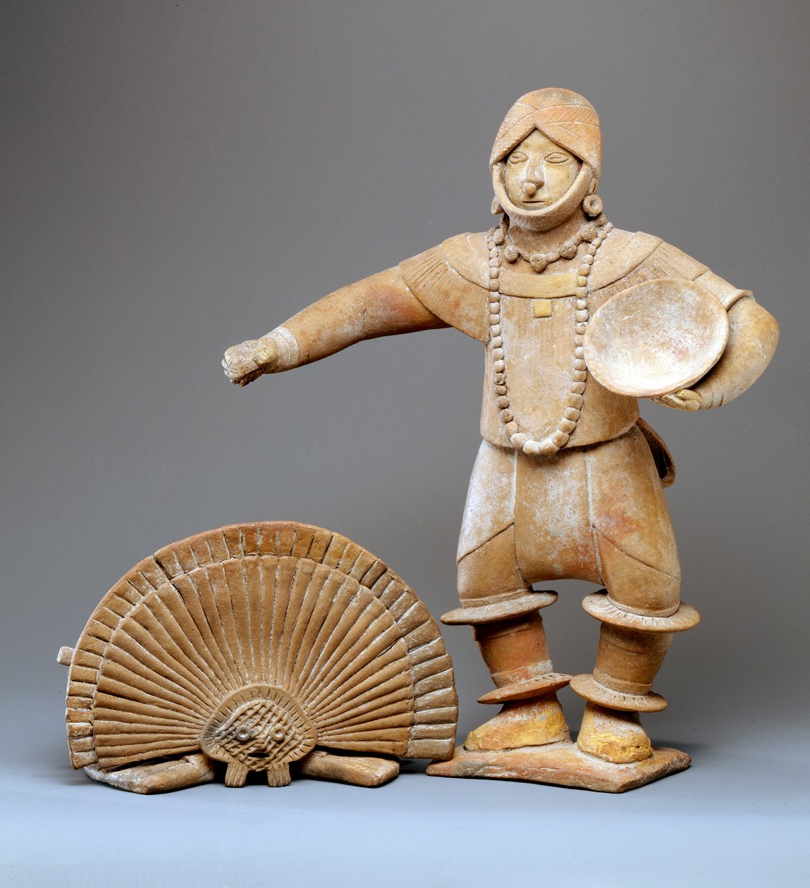 Táncos fejdísszel (cserépedény) (lásd még: 422923) alkotó: Mesoamerican