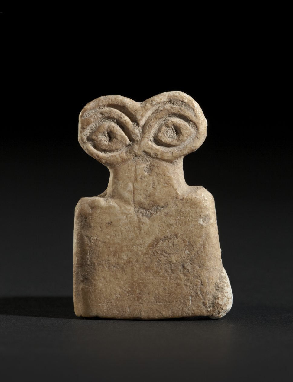 Szembálvány amulett, ie 3500 körül (gipsz) alkotó: Mesopotamian