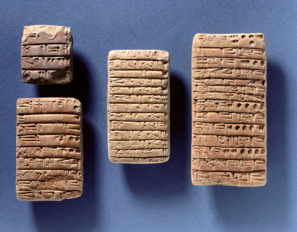 Négy tábla rögzítési szerződések, akkád, Kr.e. 2400-2200 körül (sütött agyag) alkotó: Mesopotamian