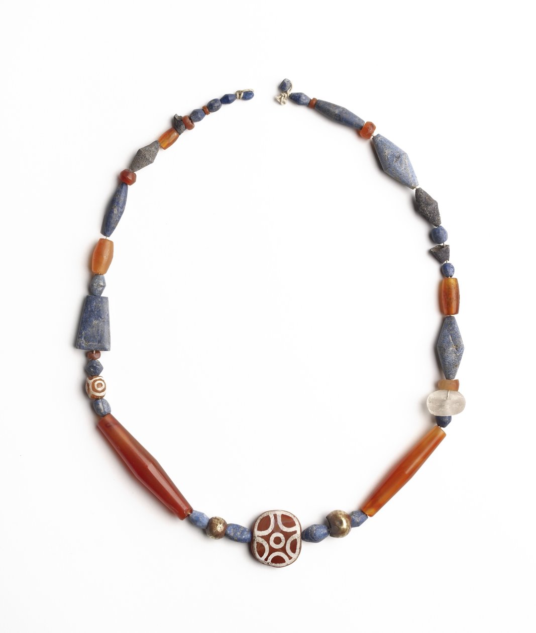 Nyaklánc Kishből, Irak, Kr.e. 2500 körül (lapis lazuli, kornelit és maratott kornelit). alkotó: Mesopotamian