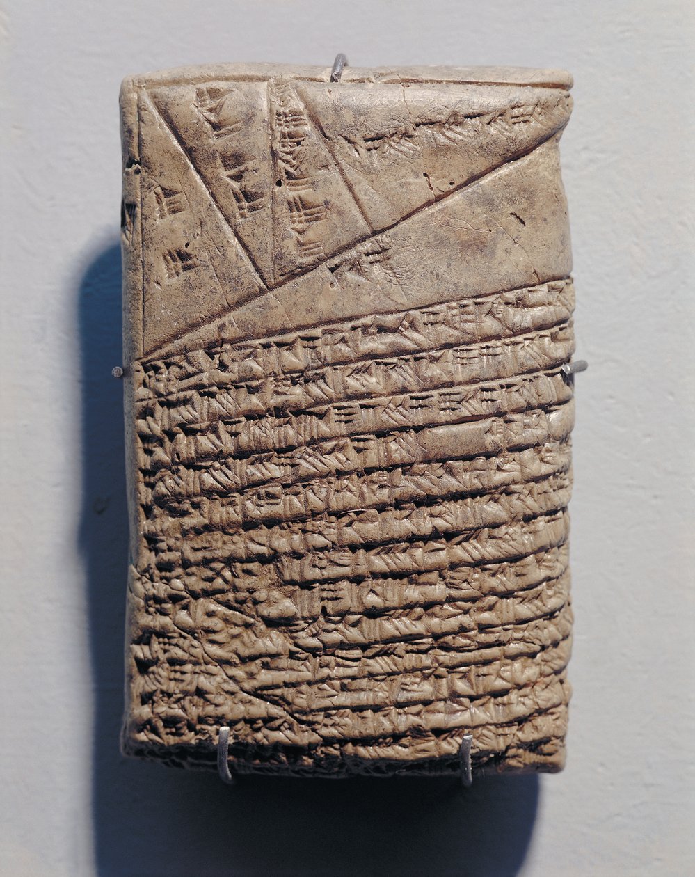 Tábla tizennégy sornyi ékírásos matematikai szöveggel és geometrikus mintával alkotó: Mesopotamian