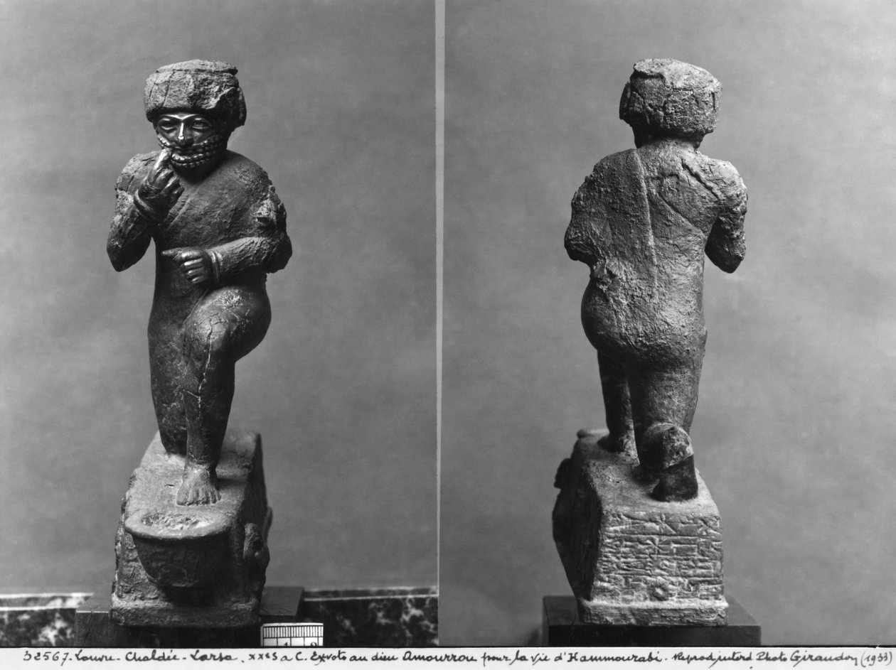 Larsa imádója elölről és hátulról, más néven Hammurapi király imádkozik egy szent fa előtt, Kr.e. 1750 körül (bronz és arany) (lásd még: 286951) alkotó: Mesopotamian