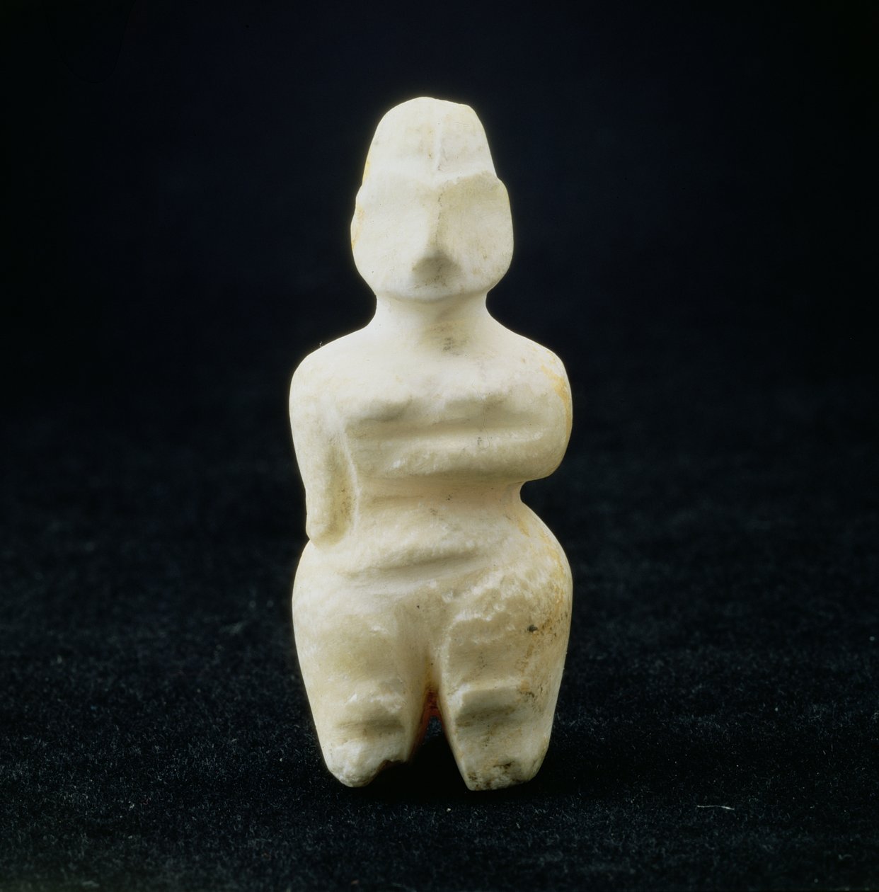 Női figura Tell es-Sawwan nekropoliszából, Közép-Mezopotámia, ie 5800-5500 körül (alabástrom bitumennel kirakva) alkotó: Mesopotamian