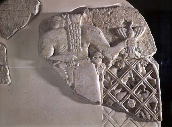 A keselyűk szteláját Eannatum, Lagash állam hercege szentelte fel Umma városa felett aratott győzelmének ünneplésére, Tellohból, az ókori Girsu (recto) korai dinasztikus időszakából, ie 2450 körül (li) alkotó: Mesopotamian