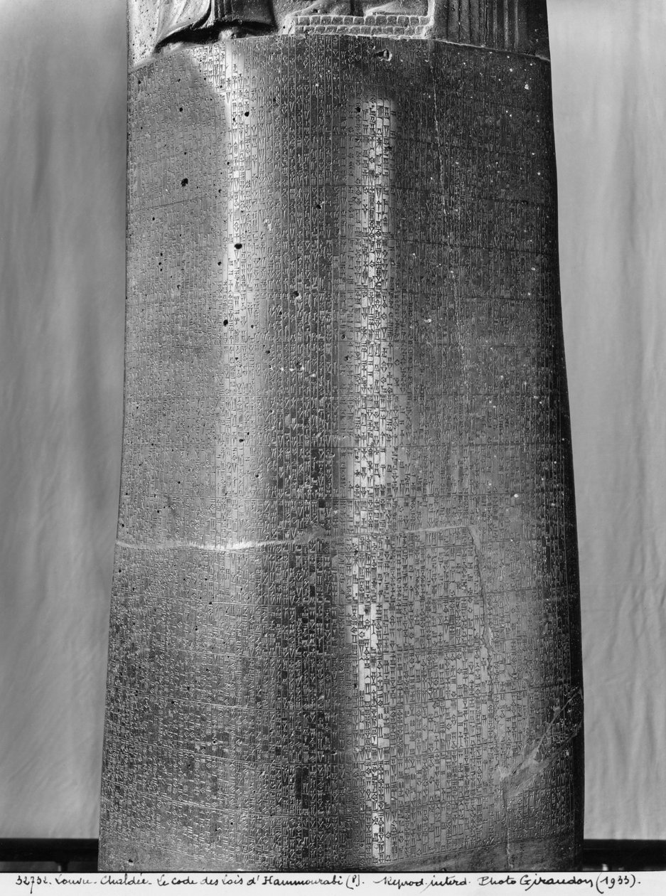 Hammurapi kódex, a Hammurabi, Babilon királya által hozott példaértékű ítéletek gyűjteményére vonatkozó oszlopfelirat részlete, amelyet Susában találtak, Kr.e. 1750 körül bazalt lásd még: 286950, 286955 bw. alkotó: Mesopotamian