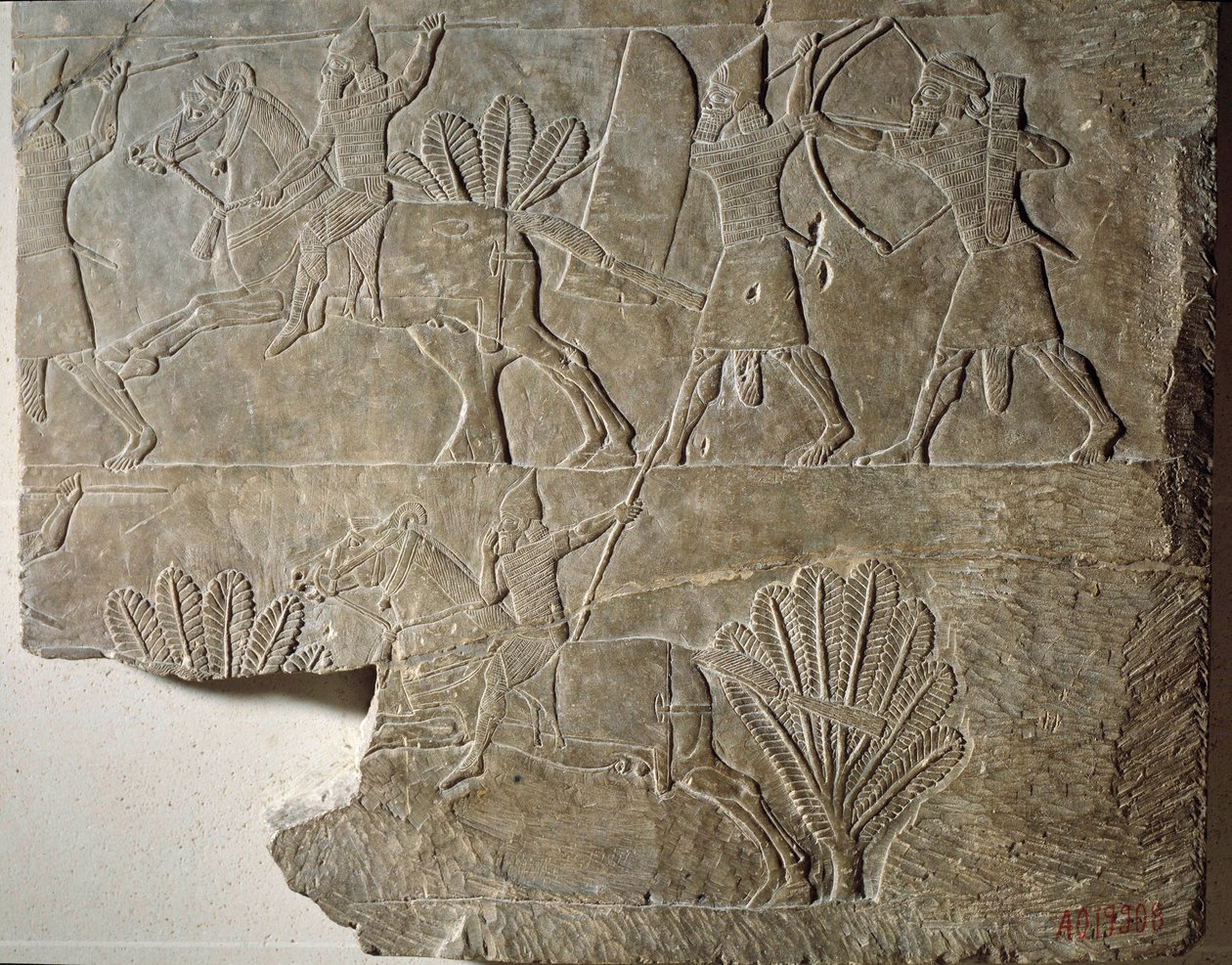 Mezopotámia: Az asszír hadsereg lovasai. Alacsony dombormű alabástromból Ashurbanipal (vagy Ashurbanipal) király palotájából (Kr. e. 668-627). Ninivéből. Párizs, Louvre Múzeum alkotó: Mesopotamian