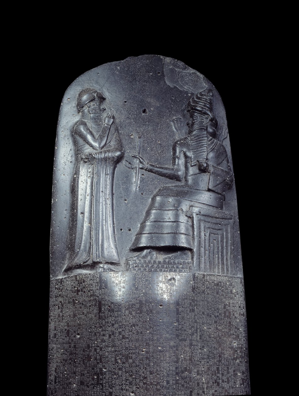 Mezopotámia: Hammurapi (vagy Hammourabi) törvénykönyvének diorit sztéléje. Ékírásos feliratok borítják, tetején pedig Hammurapi király áll Mezopotámia napistene, Shamash, az Igazságosság istene előtt. Ez az egyik legrégebbi darab o alkotó: Mesopotamian