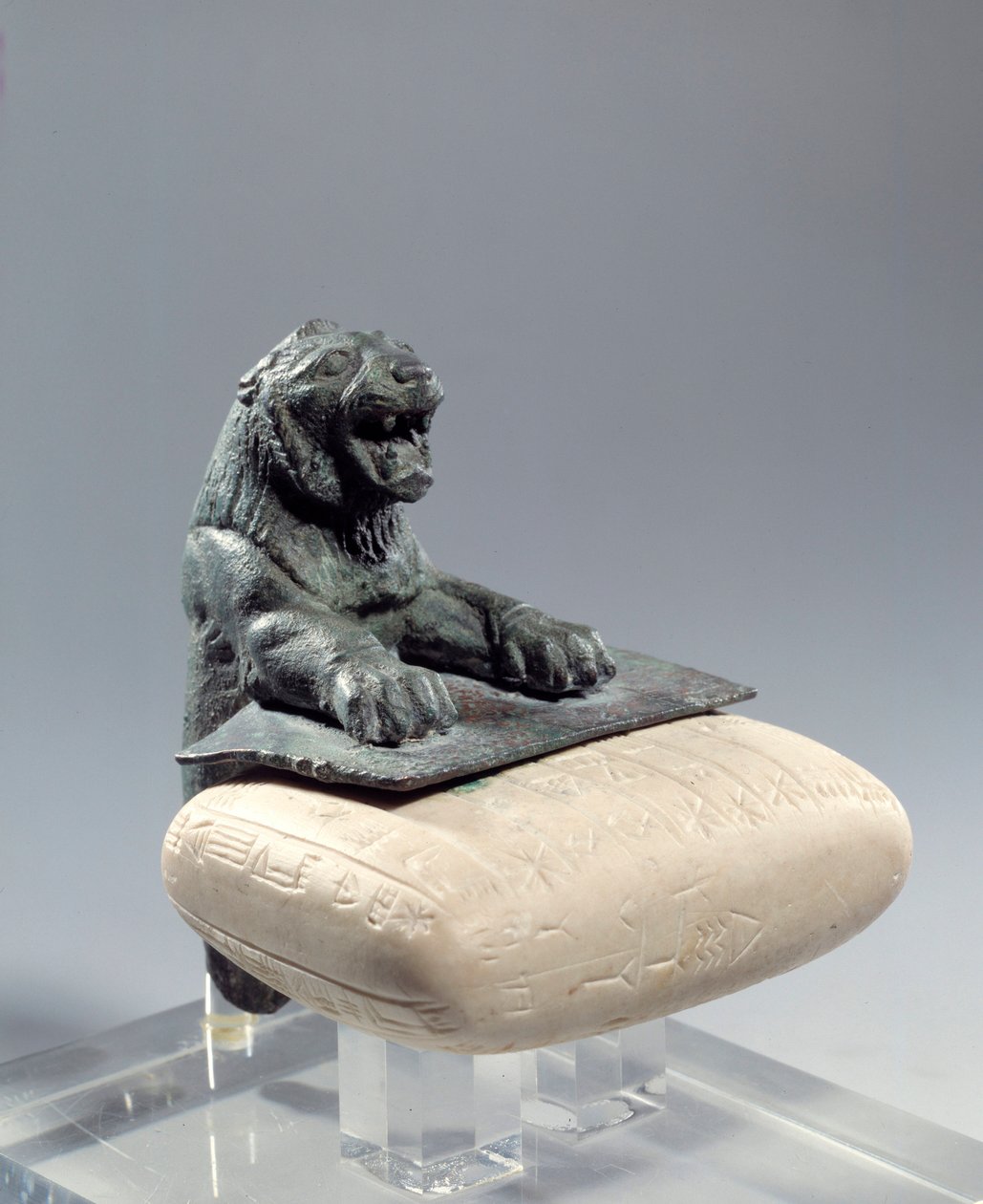 Bronz oroszlán hurrita nyelvű, ábécé ékírással írt alaplaptáblát tart kezében. Észak-Szíriából. Kr.e. 2150. Párizs, Louvre Múzeum alkotó: Mesopotamian Mesopotamian