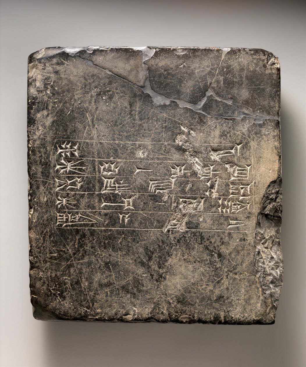 Kaszita ékírásos tábla sumér dedikációs(?) felirattal Ekurból, Kr.e. 16–15. század (fekete márvány) alkotó: Mesopotamian Mesopotamian