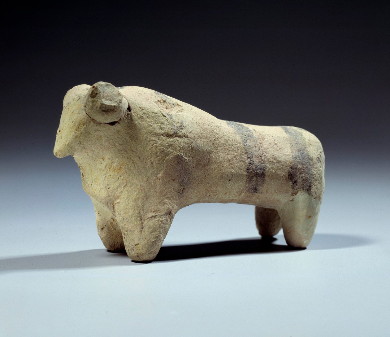 Medopotamie: terrakotta bika szobrocska festett csíkokkal. Obeid-korszak (Kr. e. 5000-4000) Kr.e. 4700-4200. Párizs, Louvre Múzeum alkotó: Mesopotamian Mesopotamian