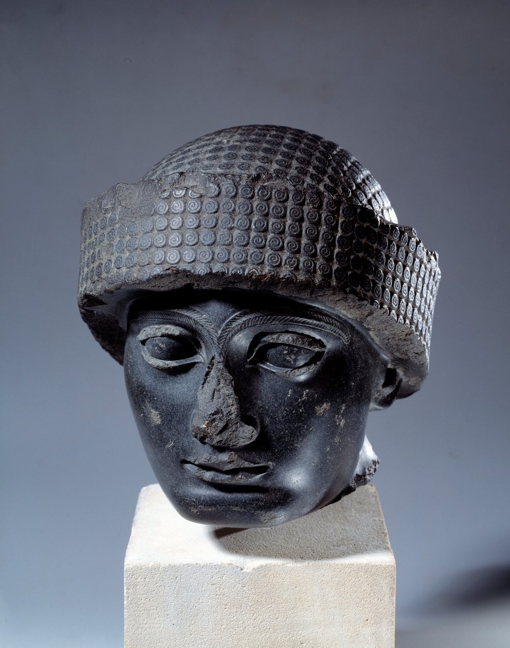 Mezopotámia: fej dioritban Gudea, Lagash város kormányzójának felirata nélkül. Kr.e. 2120 körül. neosumer korszak (kb. Kr. e. 2150-2000). Párizs, Louvre Múzeum alkotó: Mesopotamian Mesopotamian