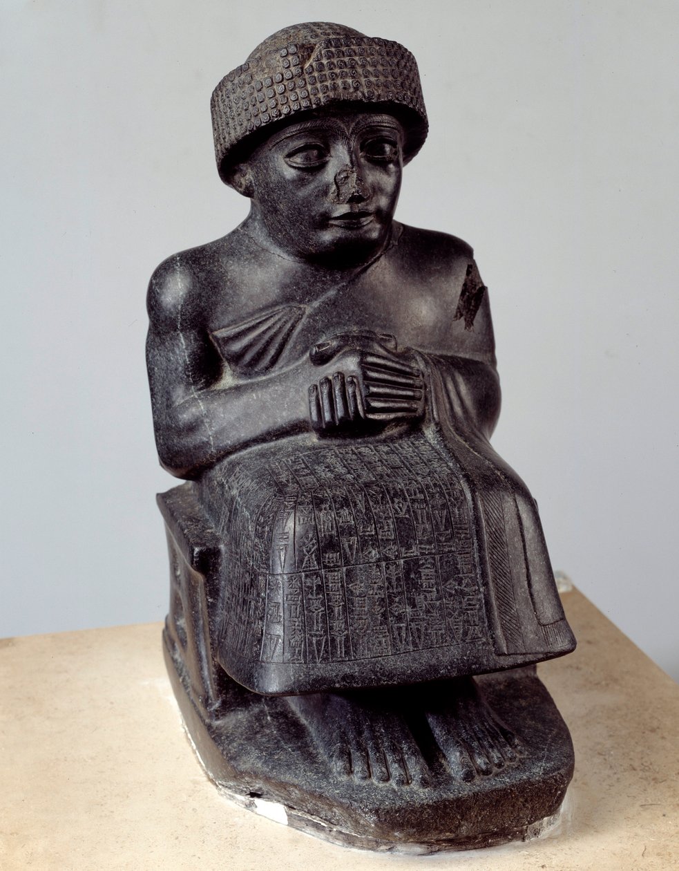 Mezopotámia: Ningishzida isten szobra, amely Gudeát ábrázolja, Lagash hercege. neosumer korszak (kb. Kr. e. 2150-2000). Párizs, Louvre Múzeum alkotó: Mesopotamian Mesopotamian
