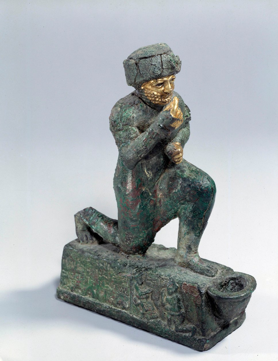 Mezopotámia: Ezüst, bronz és arany szobor térdelő hódolóról, ex-voto, amelyet Amurru istennek szenteltek Hammurapi életéért. Kr.e. 1800. Larsa oldaláról. Párizs, Louvre Múzeum alkotó: Mesopotamian Mesopotamian