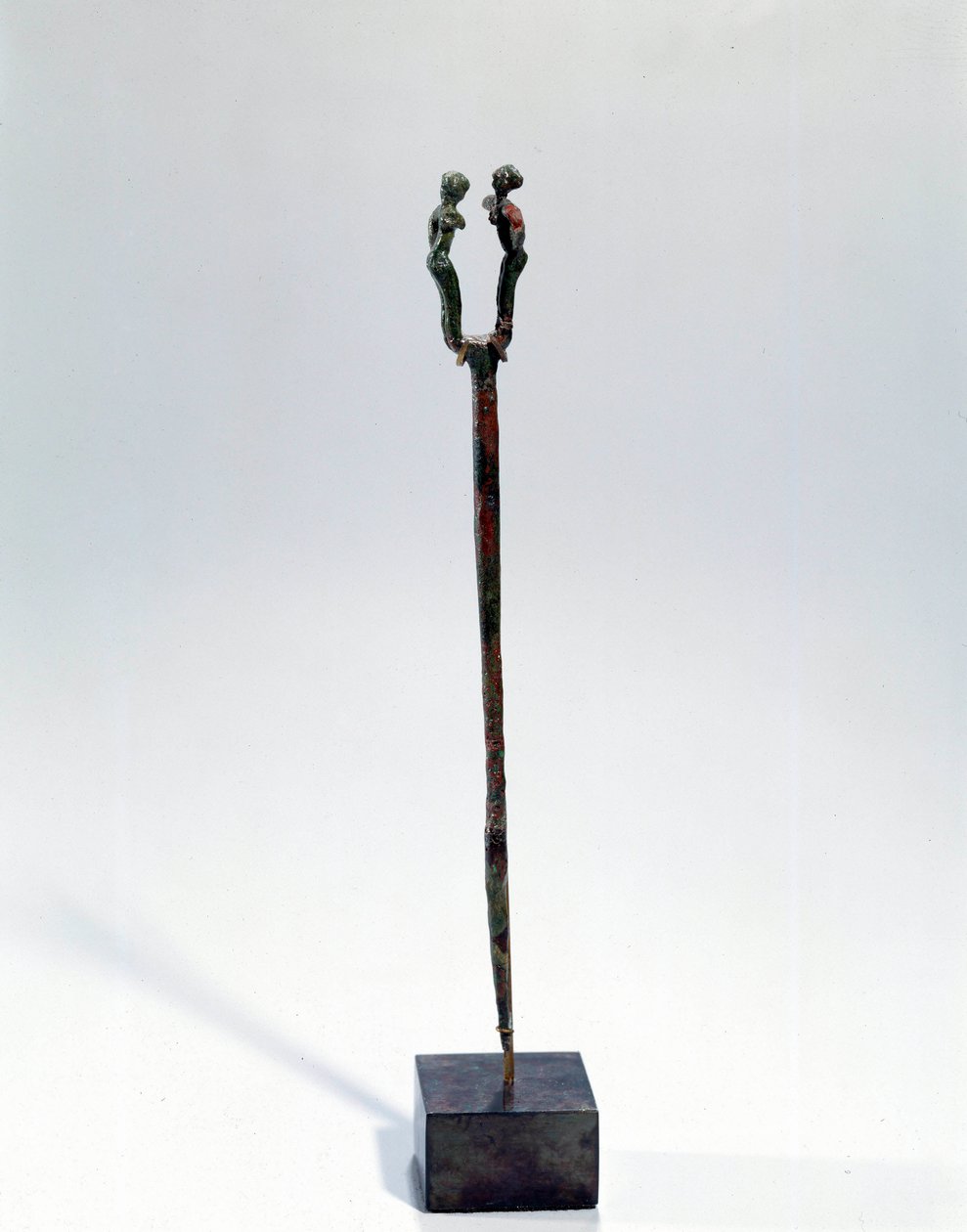 Keleti művészet: rögzítsen két karakterből álló fejdíszítést. Bronztárgy, Kr.e. 3300-3200 (Urik-korszak, Mezopotámia). Tellótól. Magasság 18 cm. Párizs, Musee du Louvre alkotó: Mesopotamian Mesopotamian