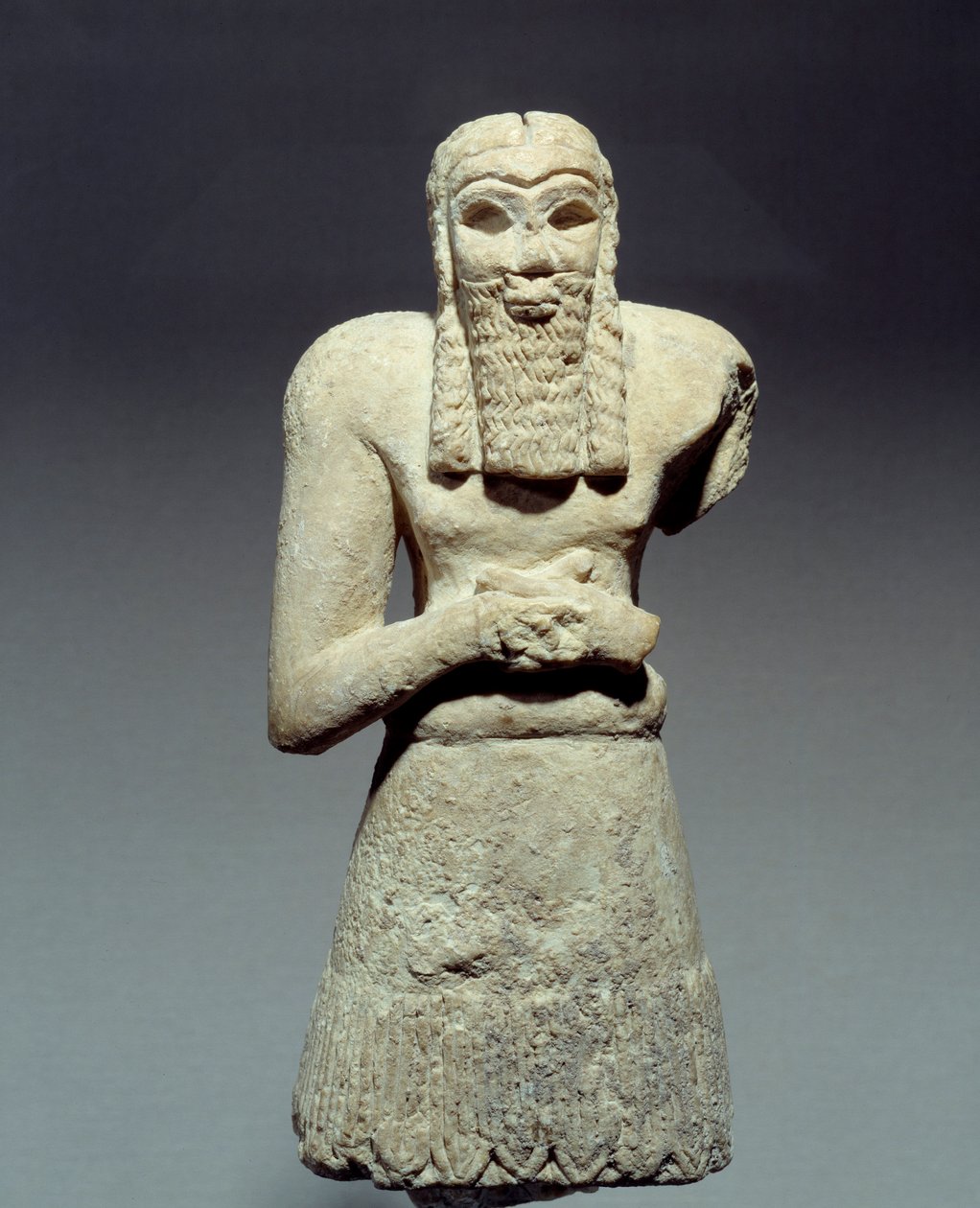 Keleti régiségek: Ginak hercegnek fogadott orant mészkő szobor. Mezopotámia. Kr.e. 2750. V 0,26 m Párizs, Musee du Louvre alkotó: Mesopotamian Mesopotamian