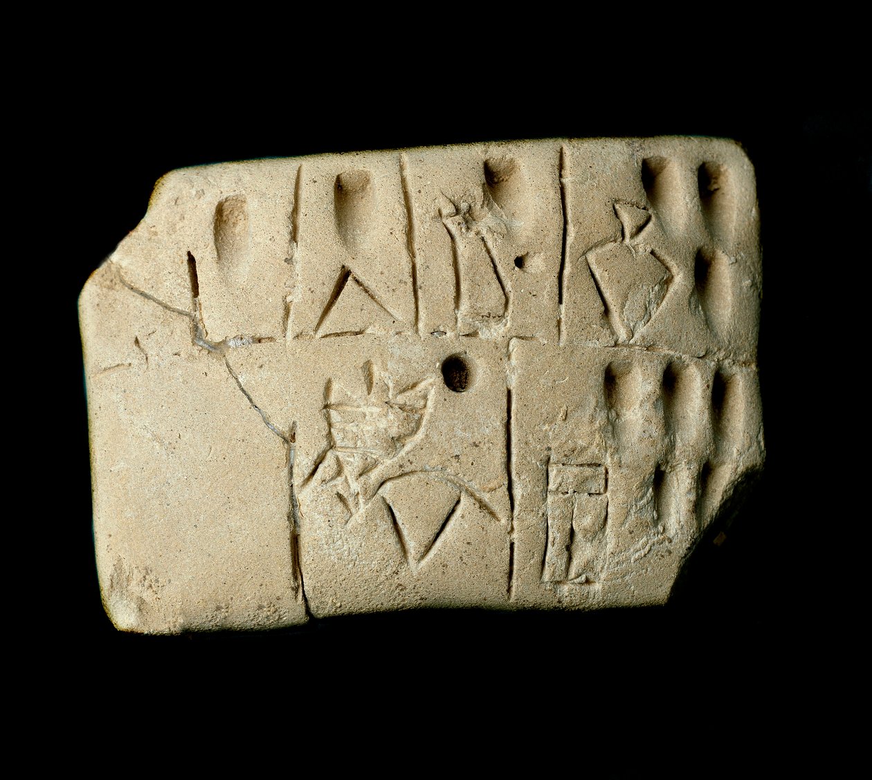Mezopotámia: agyagszámlák táblája ékírással. Eanna Inanna istennőnek szentelt templomától (a suméroknál Ishtar megfelelője) Urukig (vagy Urukig). Kr.e. 3200. Homályos. 6,4x4,7 cm iraki múzeum, Bagdad - Mezopotámia: számlák agyaglap alkotó: Mesopotamian School
